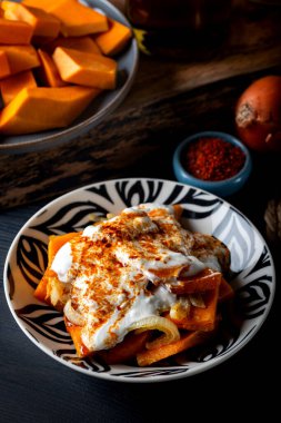 Geleneksel Ege yemeği sinkonta koyu arkaplanda balkabağıyla yapılır.