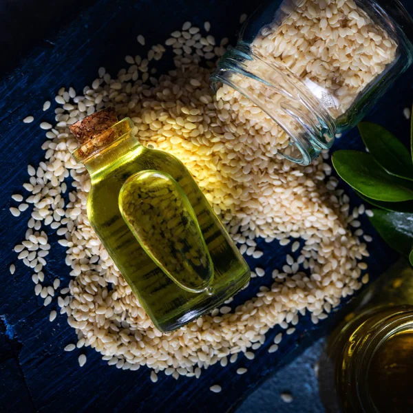 Sesamöl Glas Und Samen Frisches Sesamöl Einer Glasflasche Und Samen — Stockfoto