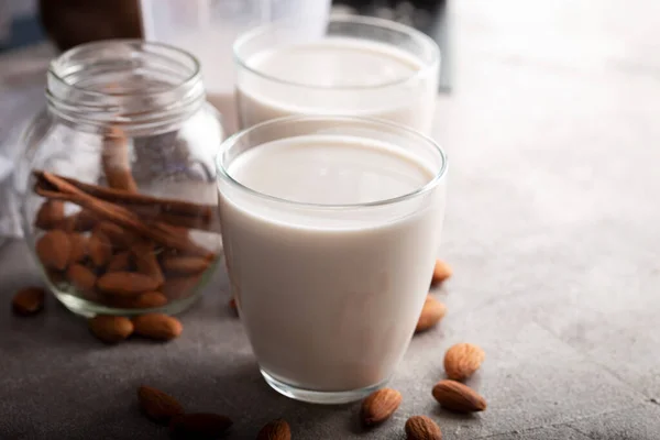 Σπιτικό Βιολογικό Γάλα Αμυγδάλου Ποτήρι Πέτρινο Φόντο Ραβδιά Κανέλας — Φωτογραφία Αρχείου