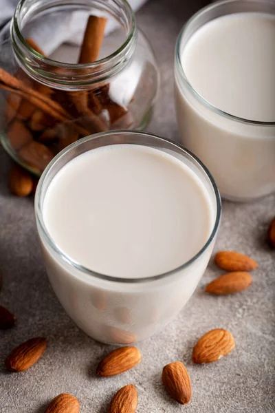 Hausgemachte Bio Mandelmilch Glas Auf Steinhintergrund Mit Zimtstangen — Stockfoto