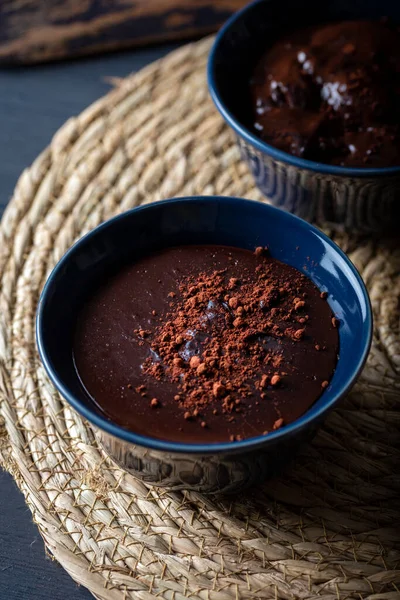 Donkere Chocolademousse Een Keramische Kom Houten Tafel Donkere Chocoladepudding Met — Stockfoto