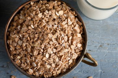 Seramik kasede sağlıklı mısır gevreği. Çavdar gevreği, taş mavisi ahşap arka planda bir kasede..