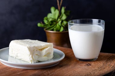 Türk kremalı süt ürünü. Türk kahvaltısı için bir bardak sütlü pıhtılaşmış krema (tereyağı kreması).