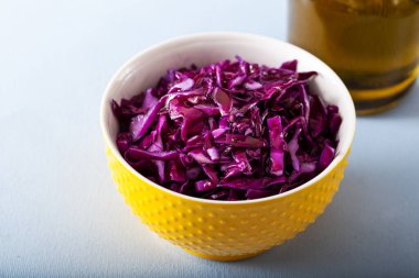 Masadaki sarı kasede taze kırmızı lahana..