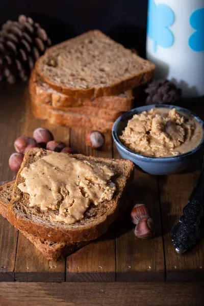 Rebanadas Pan Con Avellana Casera Vaso Leche Sobre Mesa Madera — Foto de Stock