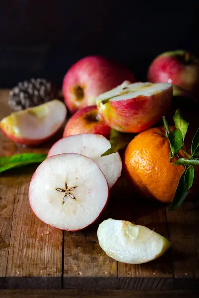 Manzanas Rojas Frescas Enteras Mitades Puestas Suelo Rústico Madera — Foto de Stock