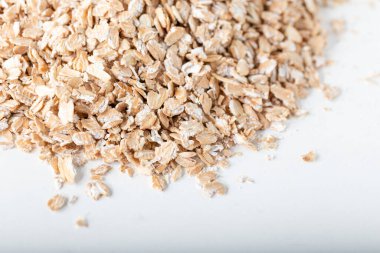 Tahta arka planda buğday mikropları.