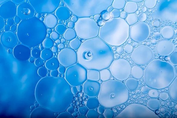 混合水的石油 抽象的蓝色背景 — 图库照片