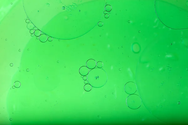 油与水混合 抽象的色彩背景 绿色背景 — 图库照片