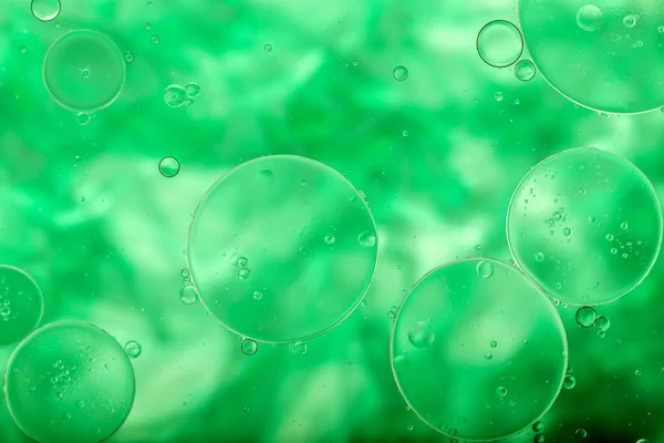 Gocce Olio Una Superficie Dell Acqua Astratto Sfondo Sfondo Verde — Foto Stock