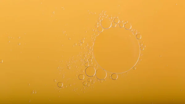 Λάδι Αναμειγνύεται Νερό Αφηρημένη Πολύχρωμο Φόντο Κίτρινο Φόντο — Φωτογραφία Αρχείου