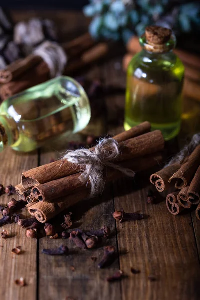 Seleção Óleos Essenciais Com Palitos Cravo Canela Fundo Madeira — Fotografia de Stock