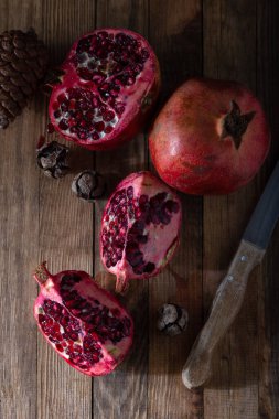 Ahşap zemin üzerinde olgun nar meyveleri. 