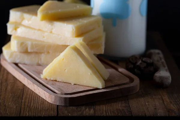 Dilimlenmiş Tulum Peyniri (Türkçe: tulum peyniri) geleneksel bir Türk peyniri. Süt şişeli Tulum peyniri.