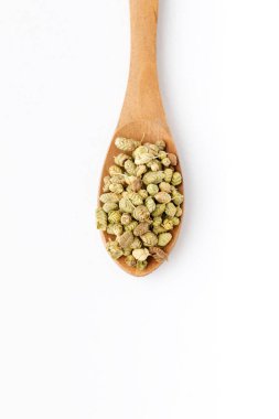 Tahta kaşıkta kurumuş kekik tohumları. Beyaz arka planda izole edilmiş. Üst görünüm.