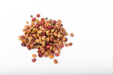 Zemin Sumac Pudra Baharatı beyaz arkaplanda izole.