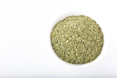 Beyaz arka planda izole edilmiş kuru nane.. 