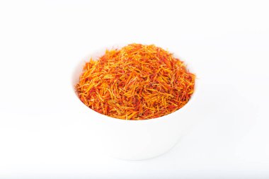 Beyaz arka planda izole edilmiş beyaz kasedeki safran ipliği.