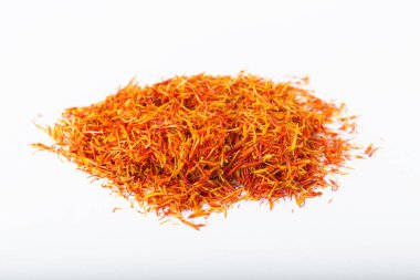 Beyaz arkaplanda safran ipliği izole edildi.