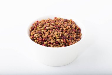 Beyaz arka planda izole edilmiş kase içinde Sumac tozu.. 