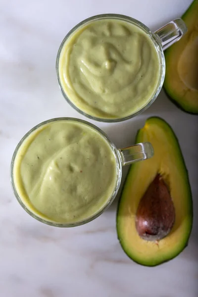 Smoothie Avocat Smoothie Avocat Frais Sur Fond Marbre Blanc — Photo