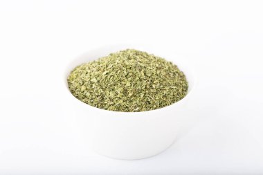 Beyaz arka planda izole edilmiş beyaz kasede kurutulmuş nane şekeri..