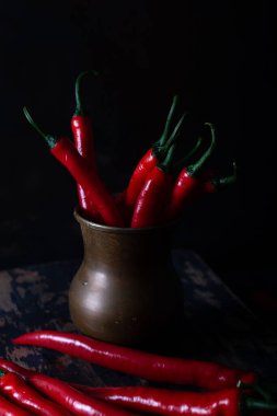 Eski metal bir sürahide taze kırmızı biber.