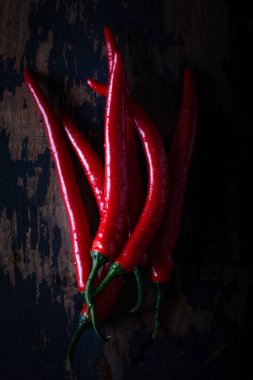 Siyah arka planda kırmızı kırmızı kırmızı biber.
