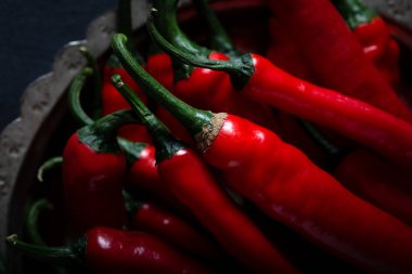 Bir yığın kırmızı kırmızı kırmızı biber. Kapatın. Gıda arkaplanı.