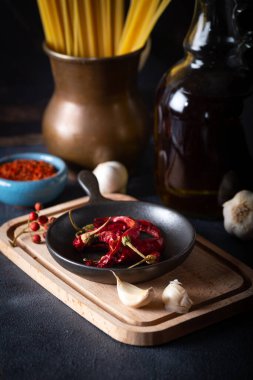 Çiğ makarna, kurutulmuş kırmızı biber, sarımsak ve zeytinyağı. Makarna sosu malzemesi.