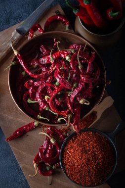 Kurutulmuş acı biber ve bir kase kurutulmuş kırmızı biber. Üst görünüm.