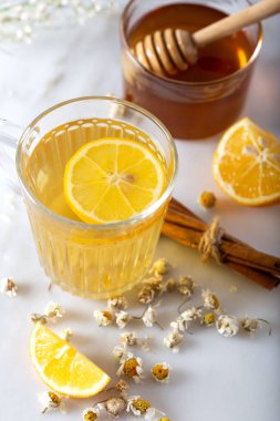 Taze papatya çayı, ballı, limonlu ve tarçınlı beyaz mermer çubuklu.. 