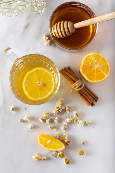 Taze papatya çayı, ballı, limonlu ve tarçınlı beyaz mermer çubuklu.. 