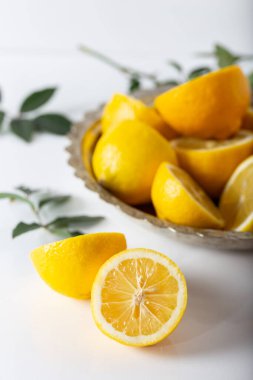 Beyaz arka planda limon dilimleri. Gıda arkaplanı.