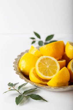 Beyaz arka planda limon dilimleri. Gıda arkaplanı.