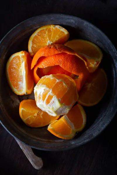 Naranja Pelada Fresca Con Rodajas Naranja Tazón Metal Rústico Sobre — Foto de Stock
