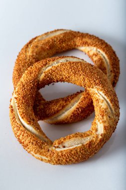 Beyaz zemin üzerinde geleneksel Türk simidi (simit).