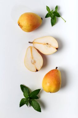 Beyaz arka planda taze armutlar. Beyaz arka planda izole edilmiş taze armut ve dilimler. Üst görünüm.