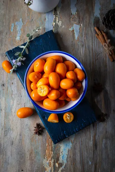 Vista Superior Kumquats Frescos Placa Sobre Fondo Madera Natural Cumquat — Foto de Stock