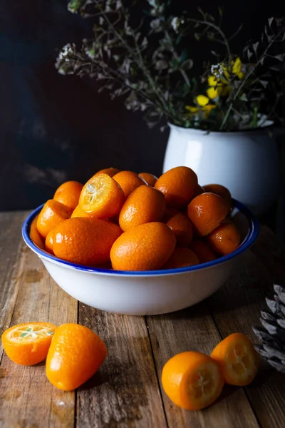 Kumquats Frescos Placa Sobre Fondo Madera Natural Cumquat Kumquat —  Fotos de Stock