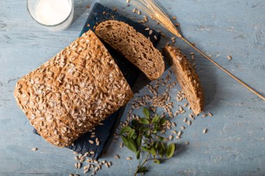 Doğal mavi ahşap zemin üzerinde tam buğday ekmeği.