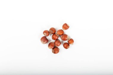 Beyaz arka planda izole edilmiş taze kabuklu fındıklar..
