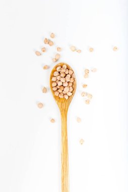 Beyaz arka planda taze nohut ile ahşap kaşık