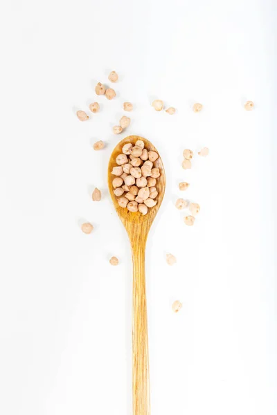 Beyaz arka planda taze nohut ile ahşap kaşık