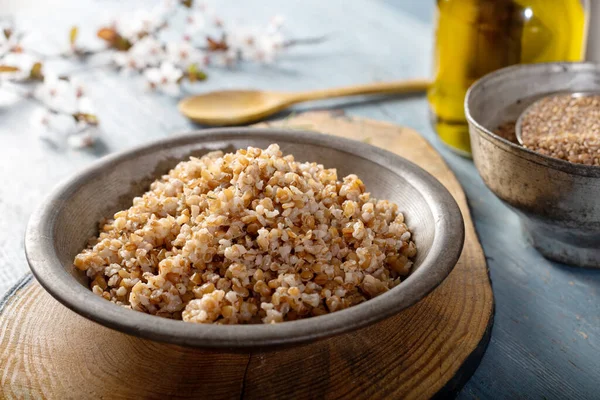 Einkorn, Triticum Monococcum, Siyez buğday bulguru. Ahşap zeminde siyez bulgur ile yapılan Bulgur pilavı..