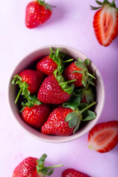 Fresh Strawberries Pink Bowl Pink Background Top View — Foto de Stock