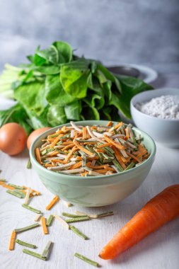 Ev yapımı taze sebzeli erişte. Tatlı pancar ve havuçlu çiğ şehriye. Gıda arkaplanı.