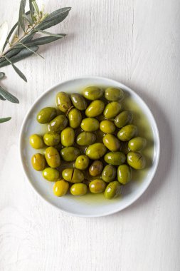 Yeşil zeytin ve mermer kaplama bitkiler..