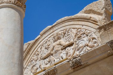 Selcuk, İzmir, Türkiye 'deki Efes antik kentinde mermer döşemeler. Efes 'te Medusa figürlü Hadrian Tapınağı ve taş kemer . 