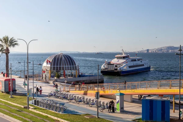 Goztepe Izmir Turkey 2021 Ferry Approaching Goztepe Ferry Pier People — Foto de Stock